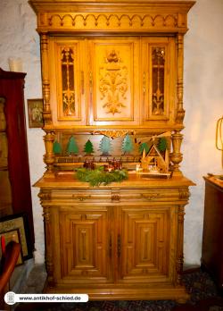 Antikes Buffet Gründerzeit helles Nussbaum / helle Eiche um 1870/80 reichhaltig verschnitzt